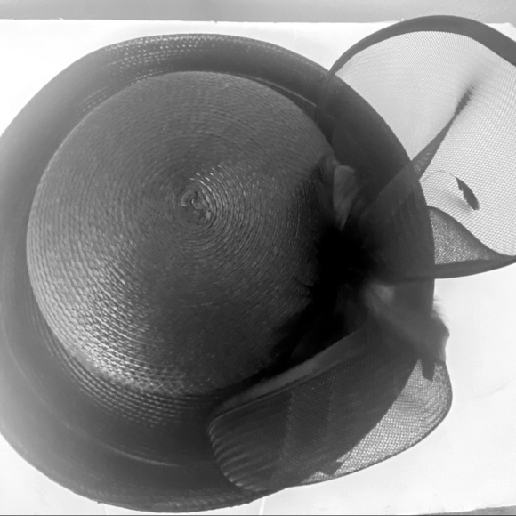 Women Black Kettle Brim Straw Packable Straw Hat With Feathers and Mesh Design. main image 11